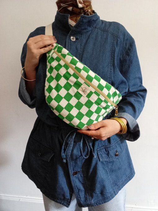 Sac banane upcyclé à carreaux vert et blanc