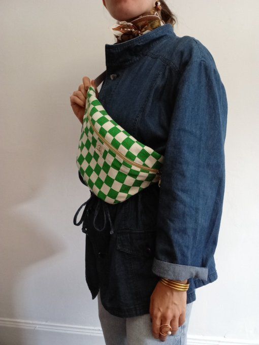 Sac banane upcyclé à carreaux vert et blanc