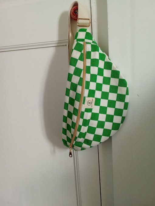 Sac banane upcyclé à carreaux vert et blanc