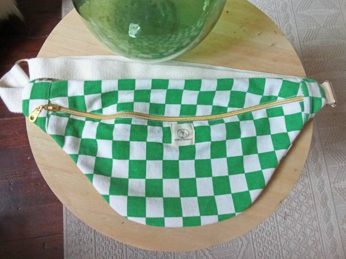 Sac banane upcyclé à carreaux vert et blanc