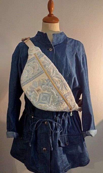 Sac banane vintage upcyclé imprimé bleu et crème 