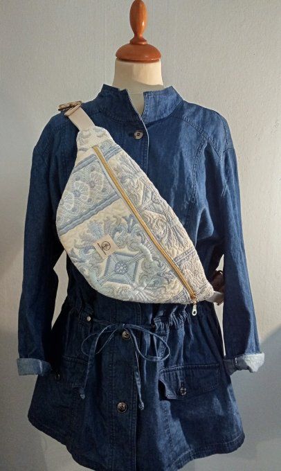 Sac banane vintage upcyclé imprimé bleu et crème 