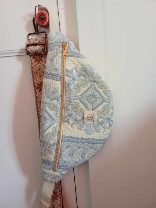 Sac banane vintage upcyclé imprimé bleu et crème 